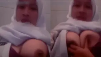 Hijab Pamer Toket Gede di Toilet