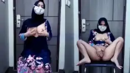 Cewe Kerudung Hitam Squirt Di Pintu Video by PornGo